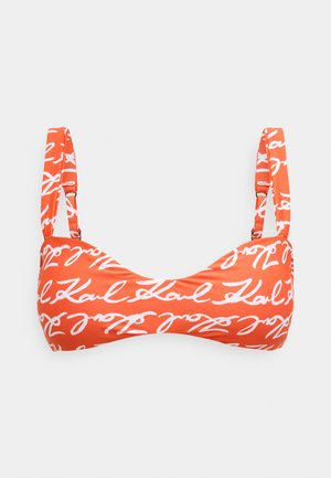 Oranje bikinibovenstuk met wit, handgeschreven stijl tekstpatroon. Het ontwerp heeft dunne bandjes en een gladde, zachte stofstructuur.