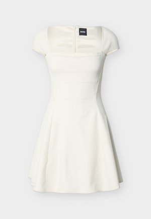 Abito bianco a maniche corte con scollo quadrato, vita aderente, gonna ampia e cerniera posteriore, con etichetta BOSS all'interno del colletto.