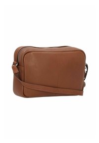 Borsa a tracolla in pelle marrone con forma rettangolare, chiusura con zip e tracolla regolabile. Texture liscia con cuciture e accenti sottili.