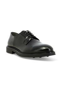 Scarpa da uomo in pelle nera con punta arrotondata, finitura liscia e design con allacciatura a cinque occhielli. Presenta una suola piatta in gomma resistente.
