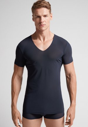 Marineblaues kurzärmliges V-Neck T-Shirt aus glattem, elastischem Material mit tailliertem Schnitt, kombiniert mit passenden Shorts.