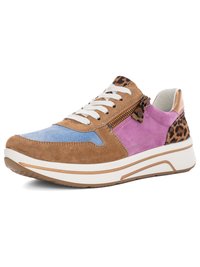 Baskets basses avec lacets blancs, daim marron et bleu, panneaux latéraux roses, accents imprimé léopard, une fermeture éclair latérale et une semelle en caoutchouc blanche.