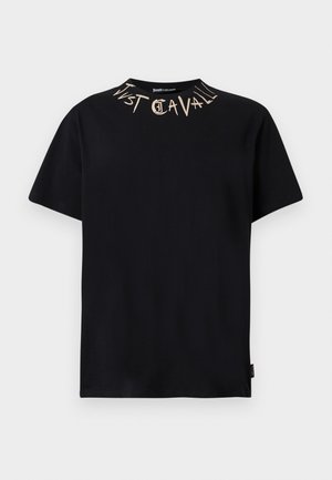 Must lühikeste varrukatega T-särk ümmarguse kaelusega, mille ümber krae paikneb beežika "Just Cavalli" tekst stiilse fontiga.