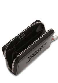 Μαύρο δερμάτινο πορτοφόλι με ασημένιο φερμουάρ, υφασμάτινη εξωτερική επιφάνεια, πολλές θήκες για κάρτες και ανάγλυφο λογότυπο στο μπροστινό μέρος. Ανοιχτή όψη.