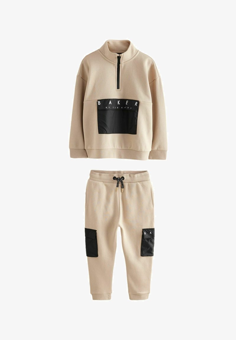 Baker by Ted Baker FUNNEL ZIP NECK AND JOGGERS SET- REGULAR FIT - Melegítő - stone
