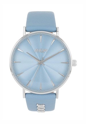 Blaues Lederarmband-Uhr mit einem Gehäuse aus silbernem Edelstahl, strukturiertem blauen Zifferblatt, silbernen Stundenmarkierungen und einem zentral platzierten Logo auf dem Zifferblatt.