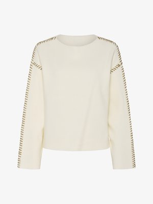 Maglione di crema chiara con scollatura rotonda, maniche lunghe e cuciture decorative marroni lungo le cuciture delle spalle. Texture morbida e vestibilità rilassata.