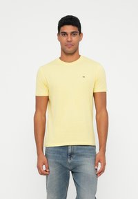 Κίτρινο κοντομάνικο μπλουζάκι από ελαφρύ ύφασμα με στρογγυλή λαιμόκοψη. Διαθέτει μικρό λογότυπο στην αριστερή πλευρά του στήθους. Φοριέται με τζιν παντελόνι.