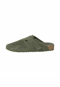 Zapato verde de gamuza tipo slip-on con suela de corcho, que presenta una amplia tira en la parte superior. El diseño es plano con punta redondeada.
