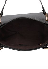 Borsa con esterno nero testurizzato, ferramenta color oro e interno in tessuto marrone scuro. Dotata di cerniera superiore e doppi manici.