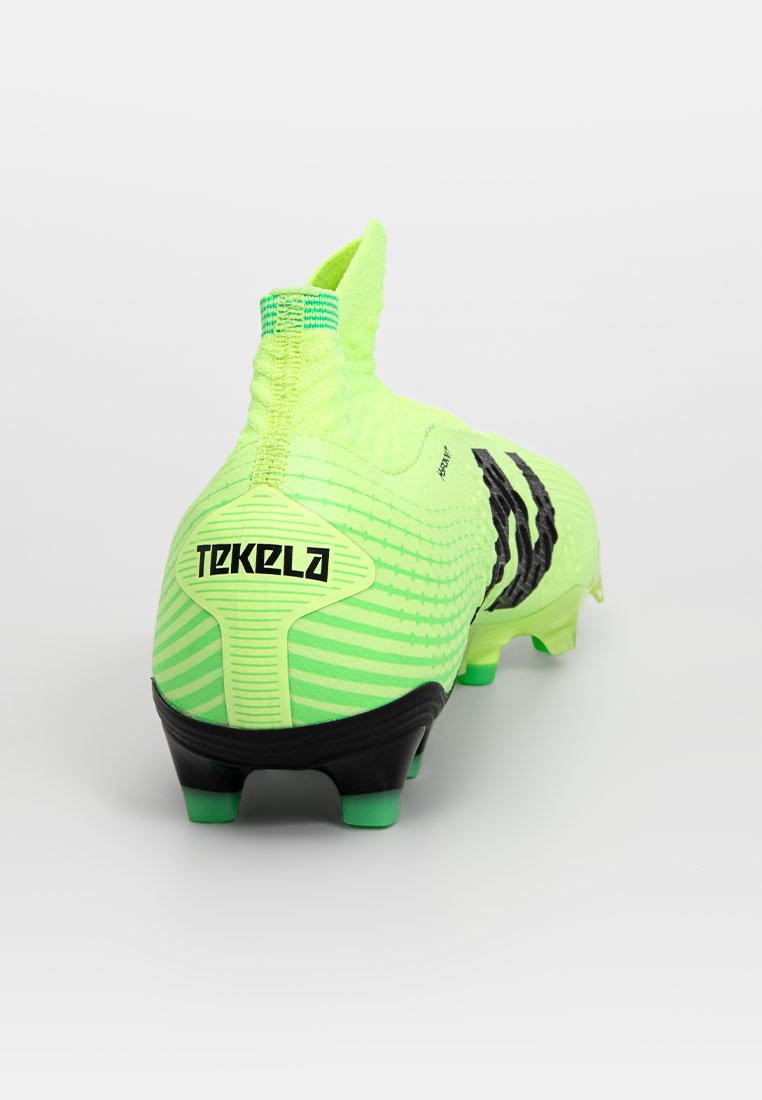 Botas de fútbol verde neón con una parte superior texturizada, marca en negro y un cuello tipo calcetín. Suela negra con patrones de tacos distintivos.