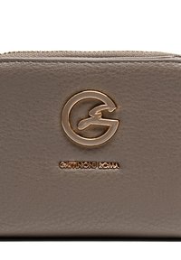 Portafoglio in pelle grigia con logo e nome del marchio "Gattinoni Roma" impresso in oro. Presenta una superficie testurizzata e una chiusura a zip.