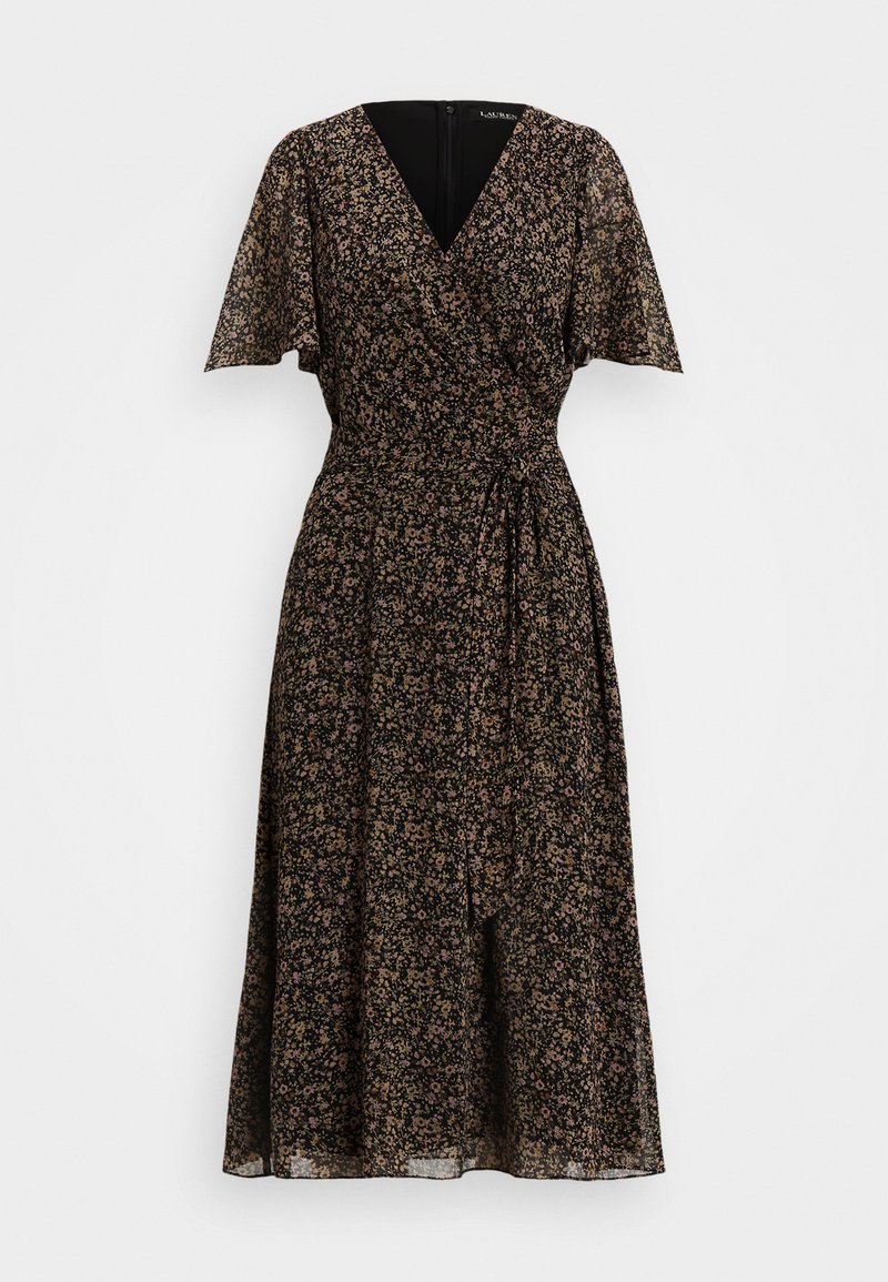 Kvetinové šaty s krátkymi volánovými rukávmi v čiernej farbe. Majú hlboký výstrih do V, zúžený pás a voľnú sukňu s detailom na viazanie.