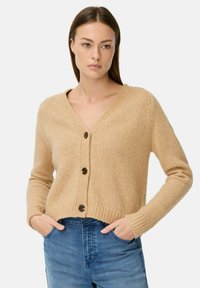 Beige gestrickte Strickjacke mit V-Ausschnitt, langen Ärmeln und fünf dunklen Knöpfen. Hat eine verkürzte Passform und gerippte Bündchen und Saum.