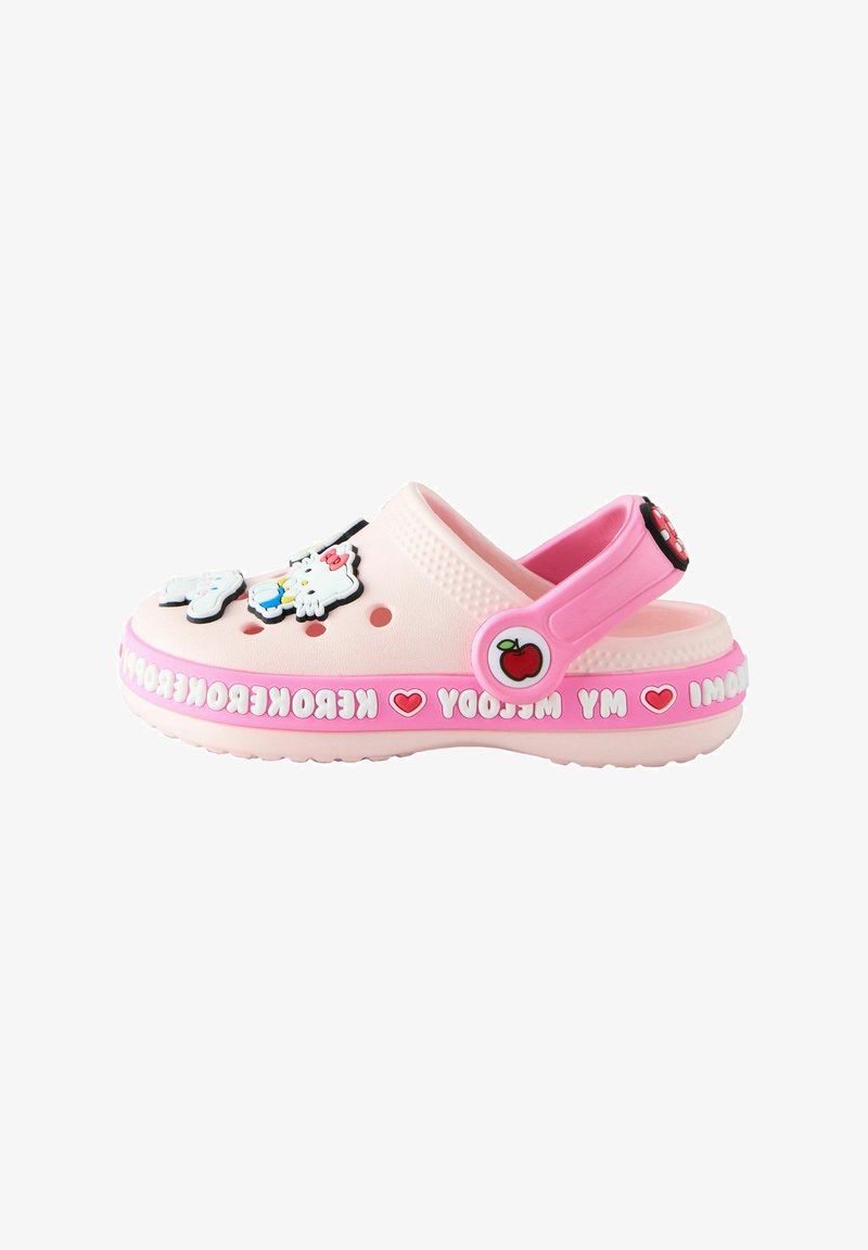 Sabot rose pour enfants avec bride ajustable, décoré de breloques Hello Kitty et une bande rose avec texte blanc et icônes de cœur rouges.