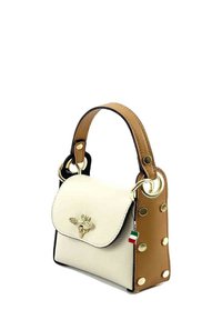 Petit sac à main en cuir crème et tan. Il présente un rabat avec un emblème d'abeille, du matériel doré et des clous décoratifs sur les côtés.