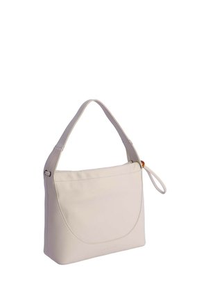 Bolso de hombro de cuero beige con una correa corta, detalle de bolsillo frontal curvado y un pequeño lazo de sujeción en el lateral.