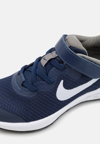 Nike Performance NIKE REVOLUTION 6 (PSV) - Scarpe da corsa su strada - midnight navy/white/flat pewter