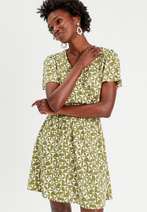 FLIESSENDES AUSGESTELLTES - Vestito casual - blanc