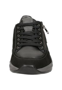 Schwarze Sneakers mit einer glatten Außenfläche aus synthetischem Leder, ausgestattet mit Schnürsenkeln, einem Reißverschluss an der Seite und einer strukturierten Gummisohle.