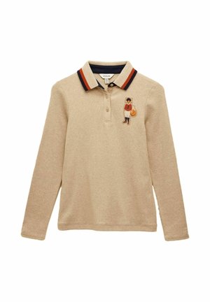 Beige Langarm-Polohemd mit rot und marineblau gestreiftem Kragen und gesticktem Fuchscharakter, der einen roten Pullover auf der linken Brust trägt.