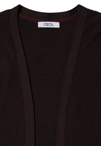 Cardigan en tricot côtelé brun foncé avec un col en V et une étiquette blanche portant la mention "CECIL" cousue sur l'encolure.