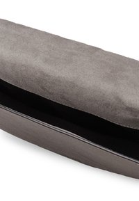 Custodia per occhiali in pelle scamosciata grigia con una superficie liscia, dotata di un morbido rivestimento interno e una forma allungata e arrotondata.