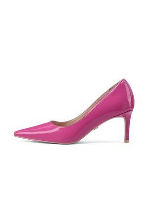 Décolleté da donna in vernice rosa lucido con punta appuntita e tacco sottile di media altezza su sfondo bianco.