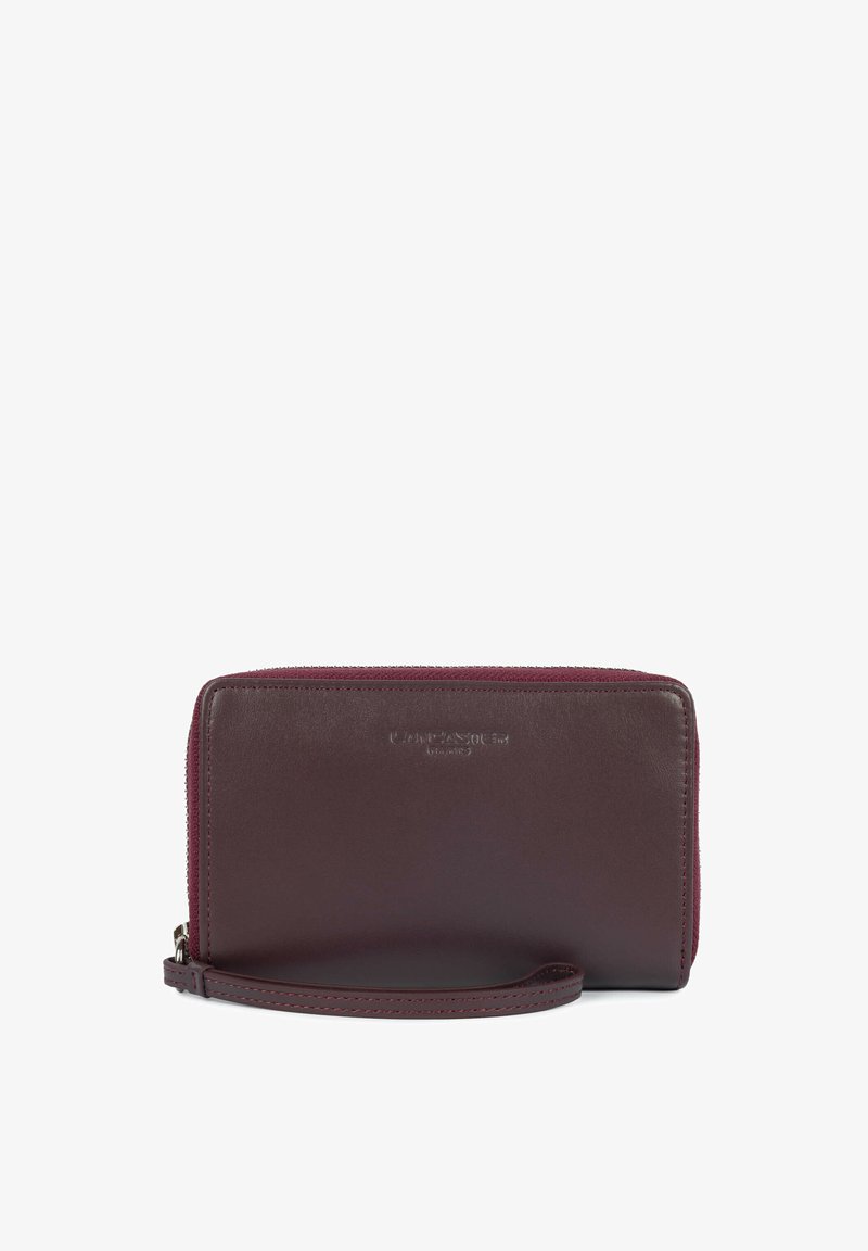 Portefeuille en cuir marron foncé avec fermeture éclair tout autour, bracelet pour poignet et nom de marque subtilement embossé sur le devant, sur fond blanc.