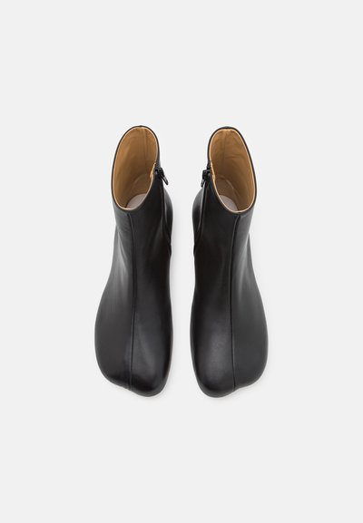 MM6 Maison Margiela Kotníkové boty - black