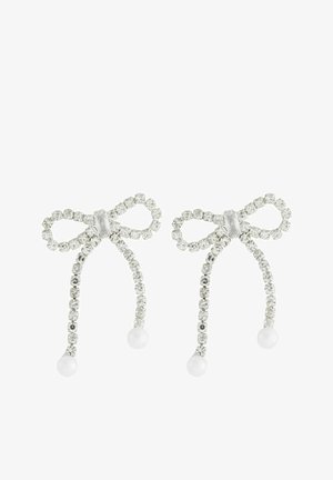 Silberne Ohrringe in Form von Schleifen, mit klaren Rhinestones und Perlenakzenten, die an geschwungenen Ketten hängen. Funkelndes und detailliertes Design.