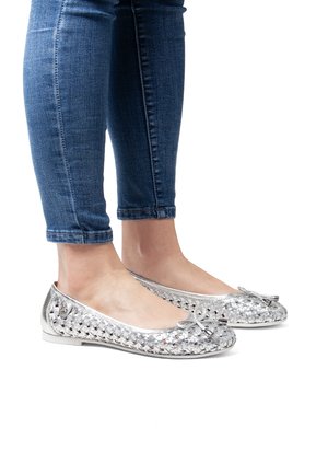 Zilveren balletschoenen met een geweven textuur, ronde neus en strikaccent. Draagt met opgelapte donkere spijkerbroek, wat een slank ontwerp accentueert.
