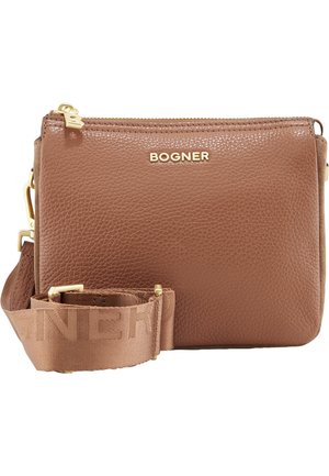 Bruine getextureerde leren crossbodytas met gouden rits en logo, voorzien van een brede verstelbare schouderband met reliëf.