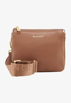 Sac bandoulière en cuir marron texturé avec fermeture éclair dorée et logo, avec une large sangle réglable avec marquage en relief.
