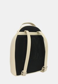 Zaino con anteriore in rete nera e lati in pelle sintetica crema, dotato di spallacci regolabili e dettaglio logo impresso.