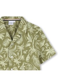 Olijfgroene overhemd met korte mouwen, versierd met een witte tropische bladeren- en bloemenpatroon, voorzien van een klassieke kraag en een knopenlijst.