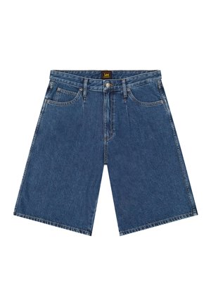 Μπλε τζιν σορτς ψηλόμεσο, μήκους μέχρι το γόνατο, με μπροστινές τσέπες, θηλιές για ζώνη και κουμπί στο κλείσιμο, με μικρή ετικέτα της μάρκας στη μέση.