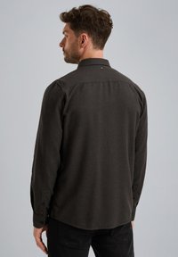 Donkergrijze langemouwen shirt met een button-down kraag, schouderpas en knoopdetails op de mouwen. Glad textuur, klassieke pasvorm.