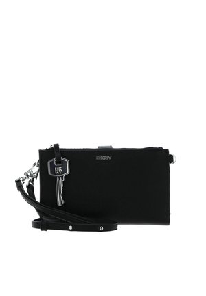 Sacoche bracelet rectangulaire noire DKNY avec bandoulière détachable et breloque argentée en forme de clé attachée au curseur de la fermeture éclair.
