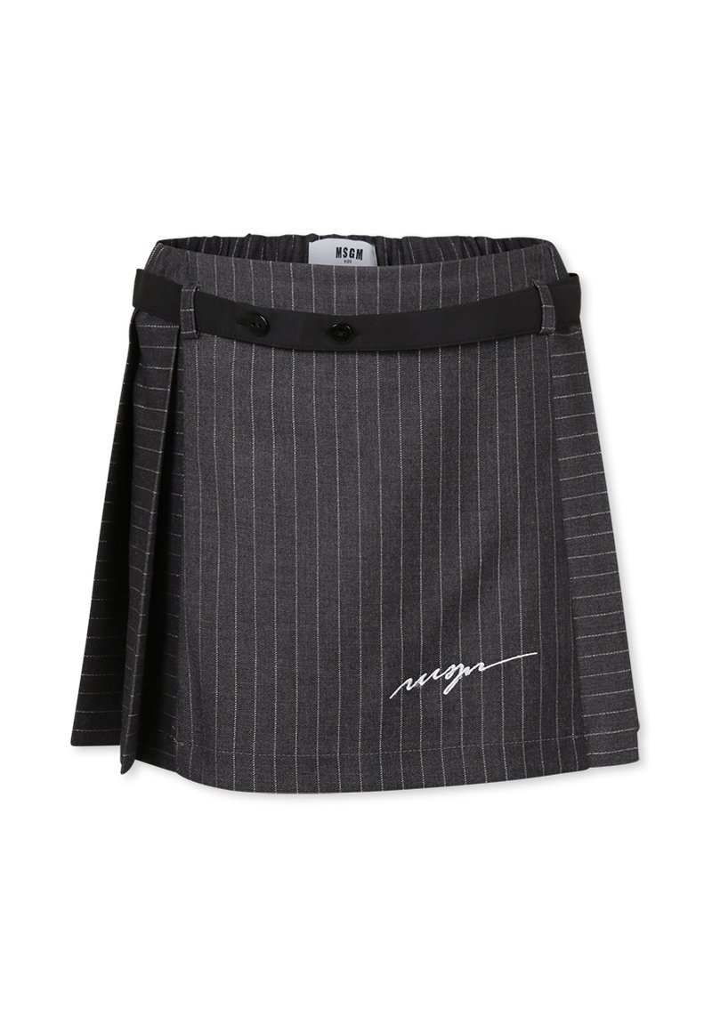 Jupe grise à rayures avec un design plissé, taille élastique et accents de taille noirs. Présente un logo brodé blanc à l'avant.