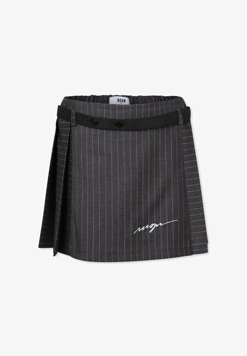 Jupe grise à rayures avec un design plissé, taille élastique et accents de taille noirs. Présente un logo brodé blanc à l'avant.