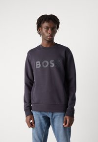 Μπωρντώ φούτερ με υφή λογοτύπου "BOSS" στο στήθος. Διαθέτει στρογγυλή λαιμόκοψη και ρεβέρ στους καρπούς και το στρίφωμα για εφαρμοστό στυλ.