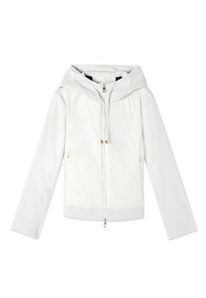 Giacca bianca con cappuccio, cerniera frontale, tasche laterali con cerniera e coulisse sul cappuccio, mostrata distesa.