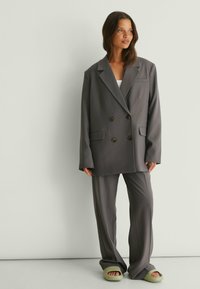 NA-KD Puspaltis - grey