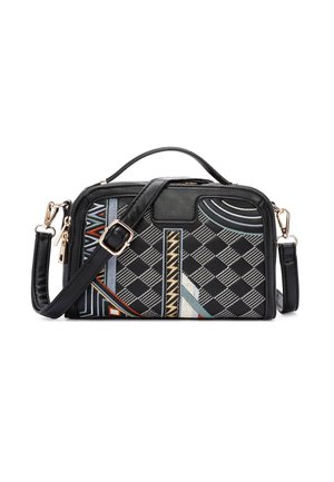 Bolso negro con una parte frontal texturizada y decorada que presenta diseños geométricos en azul, rojo y blanco. Incluye una correa de hombro desmontable.