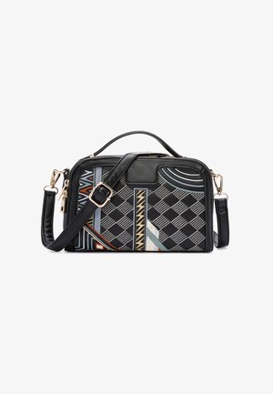 Bolso negro con una parte frontal texturizada y decorada que presenta diseños geométricos en azul, rojo y blanco. Incluye una correa de hombro desmontable.