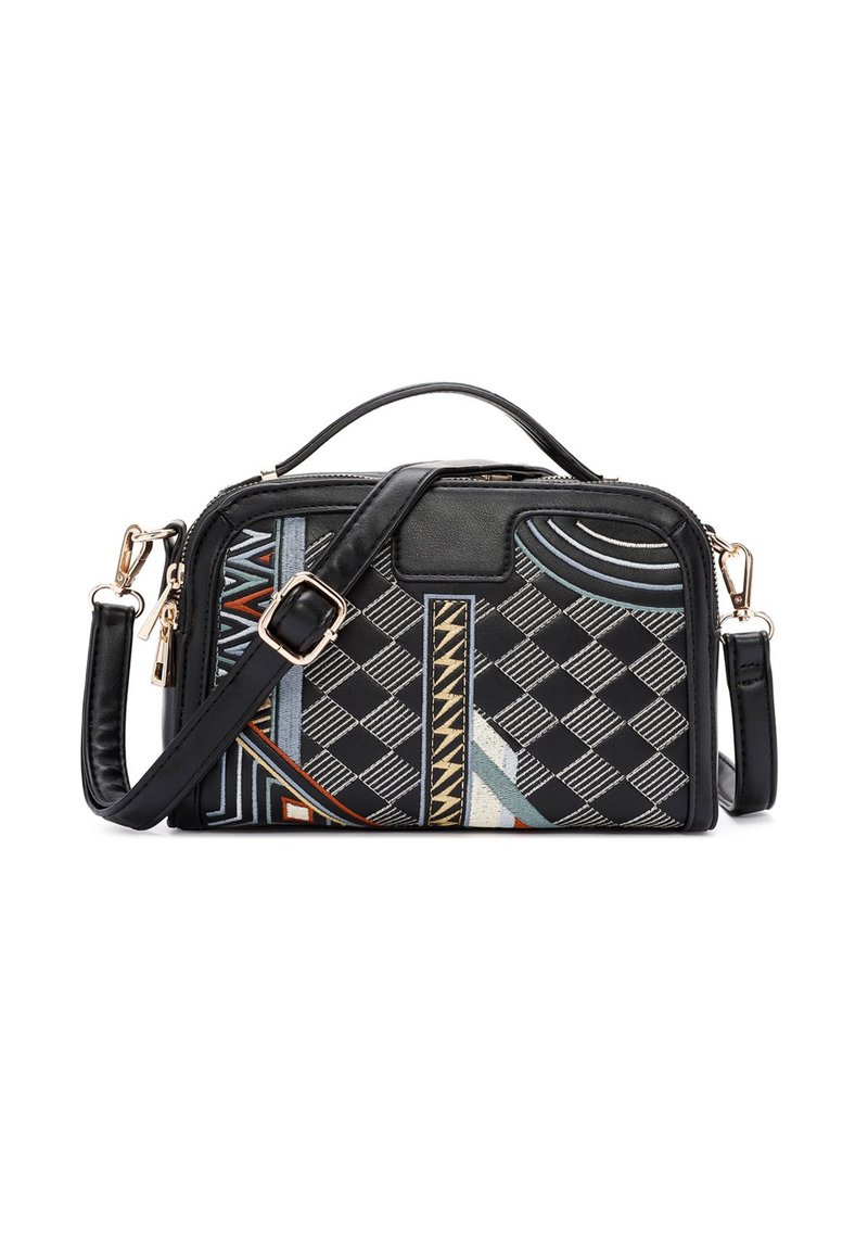 Bolso negro con una parte frontal texturizada y decorada que presenta diseños geométricos en azul, rojo y blanco. Incluye una correa de hombro desmontable.