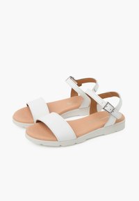 Sandalias blancas con dos correas anchas y hebilla ajustable en el tobillo. Fabricadas con material sintético texturizado, cuentan con una plantilla acolchada y suela de goma.