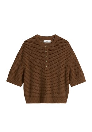 Pull en maille marron à manches courtes avec col henley boutonné et poignets et ourlet côtelés, présentant un motif texturé en maille ajourée.