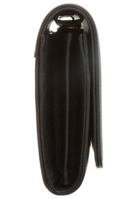 Černá kožená peněženka s kompaktním designem, která obsahuje více přihrádek na karty a hladký povrch, zavíraná kovovým drukem.